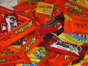 Police investigating blade found in Noble County Halloween candy - News